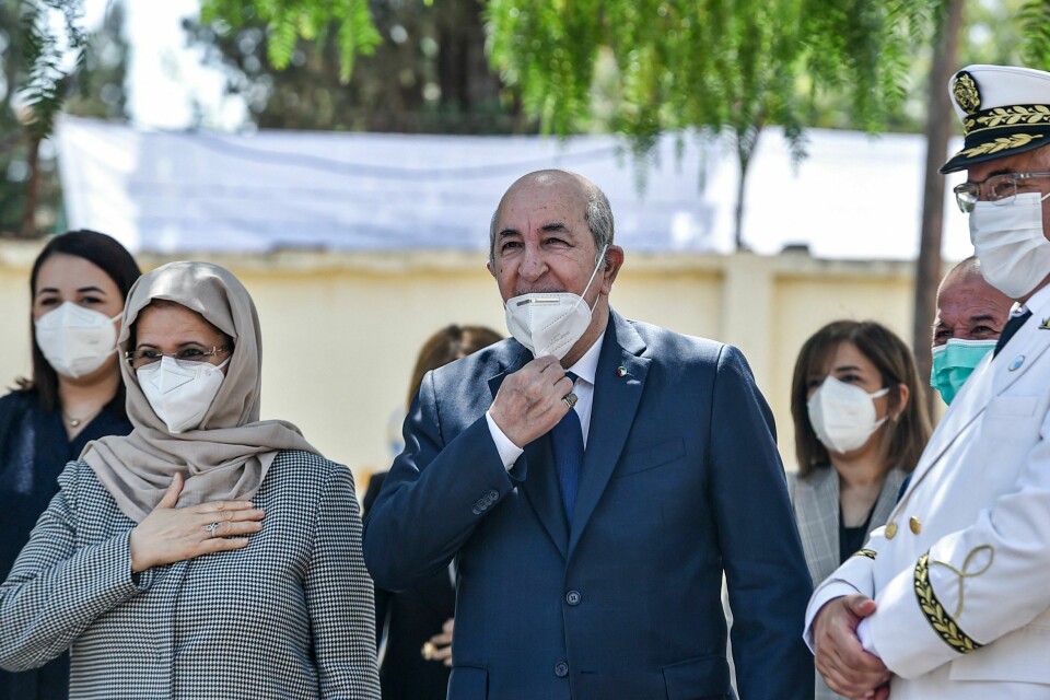 Algeries president, Abdelmadjid Tebboune, med sin kone på en valgstasjon under parlamentsvalg 12 juni 2021. Algeries president, Abdelmadjid Tebboune, med sin kone på en valgstasjon under parlamentsvalg 12 juni 2021.