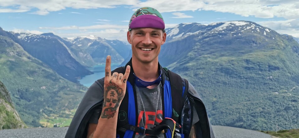 Eirik Flyversen Syversen rett før et basehopp forrige uke. Base