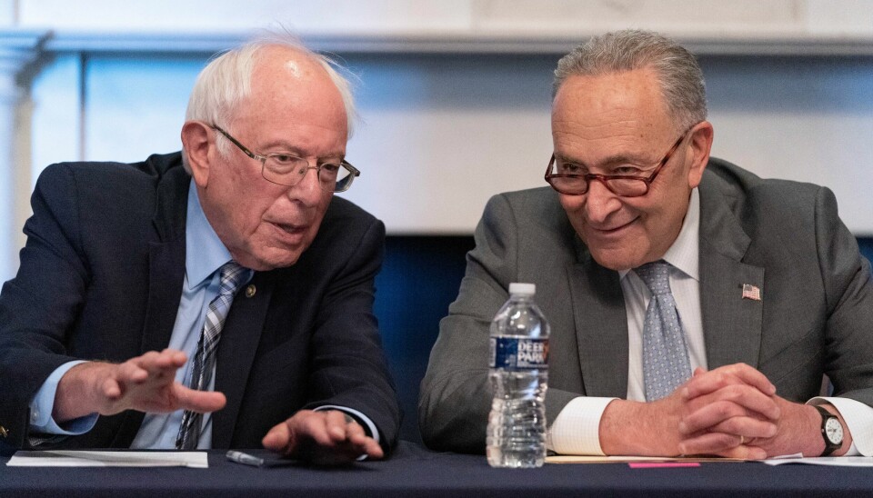Leder av budsjettkomiteen, Bernie Sanders, og Senatets majoritetsleder Chuck Schumer, har jobbet med budsjettforslaget på 3.500 milliarder dollar. Leder av budsjettkomiteen, Bernie Sanders, og Senatets majoritetsleder Chuck Schumer, har jobbet med budsjettforslaget på 3.500 milliarder dollar.