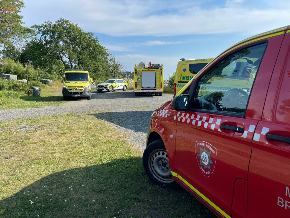 En mann er hentet opp av vannet etter en drukningsulykke ved Fuglevik camping utenfor Moss. Nødetatene og et Sea King redningshelikopter er på stedet.Foto: Nyhetstips.no / NTB En mann er hentet opp av vannet etter en drukningsulykke ved Fuglevik camping utenfor Moss. Nødetatene og et Sea King redningshelikopter er på stedet.Foto: Nyhetstips.no / NTB