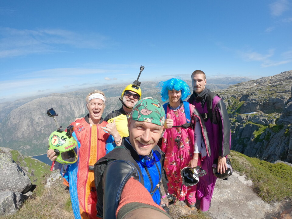 Eirik sammen med basehoppvennene Felix, Frode, Bruun og Lerhaugen på Kjerag Heliboogie. Base