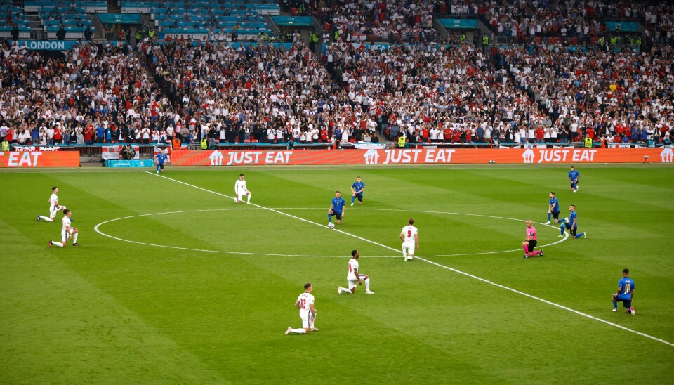 England og Italia kneler i protest mot rasisme og diskriminering før EM-finalen på Wembley. Etter kampen vart fleire av dei engelske spelarane utsette for rasistisk hets. .