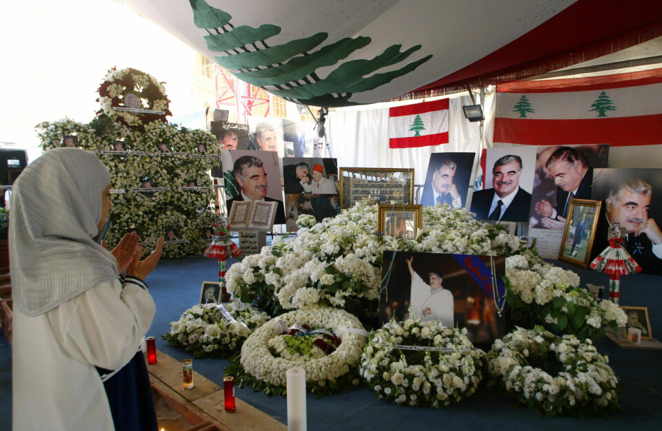 En liten jente ber foran Rafik Hariris grav i Beirut 14. mai 2005. En liten jente ber foran Rafik Hariris grav i Beirut 14. mai 2005.