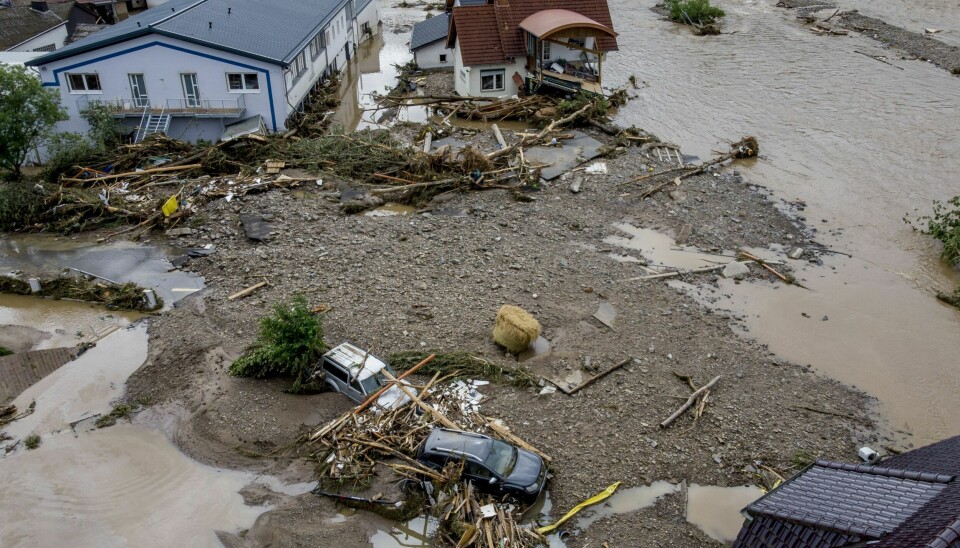Et hus er delvis revet bort av vannmassene fra elva Insul i Ahr vest i Tyskland. Et hus er delvis revet bort av vannmassene fra elva Insul i Ahr vest i Tyskland. Foto: AP / NTB