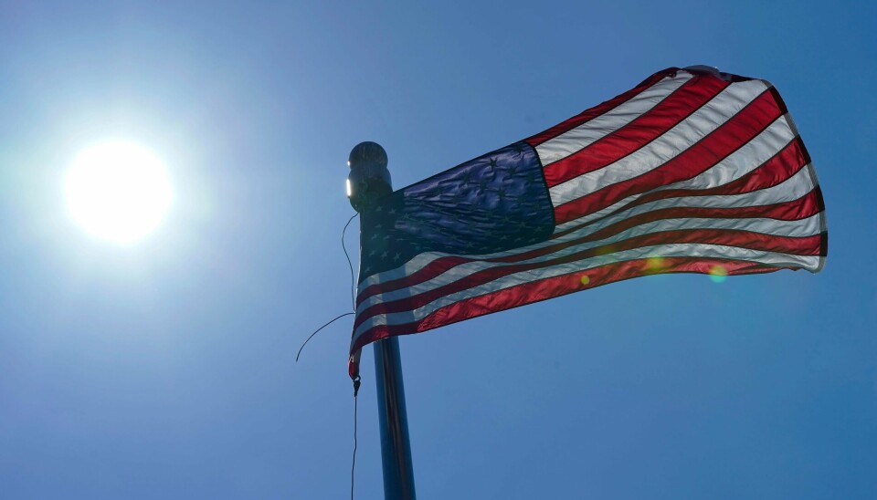 Tidligere i år opplyste senatorer i Washington at Joe Bidens regjering etterforsket en mulig økning i mystiske angrep med lyd eller annen energi. A U.S. flag flies with the sun in the background, Wednesday, June 30, 2021, in downtown Seattle. Temperatures cooled considerably in western Washington, Oregon and British Columbia Wednesday after several days of record-breaking heat, but the interior regions of the region were still sweating through triple-digit temperatures as the weather system moved east. (AP Photo/Ted S. Warren)