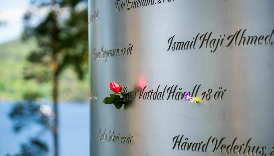 «Ved denne ti-årsmarkeringen må vi som kirke og samfunn utvetydig gi alle dem som har arr og sår etter massakrene 22. juli vår sterke støtte. Vi kan ikke som kirke og samfunn akseptere at de må gå alene, deres byrder må vi alle være med og bære.», skriver biskop Atle Sommerfeldt. «Ved denne ti-årsmarkeringen må vi som kirke og samfunn utvetydig gi alle dem som har arr og sår etter massakrene 22. juli vår sterke støtte. Vi kan ikke som kirke og samfunn akseptere at de må gå alene, deres byrder må vi alle være med og bære.», skriver biskop Atle Sommerfeldt.