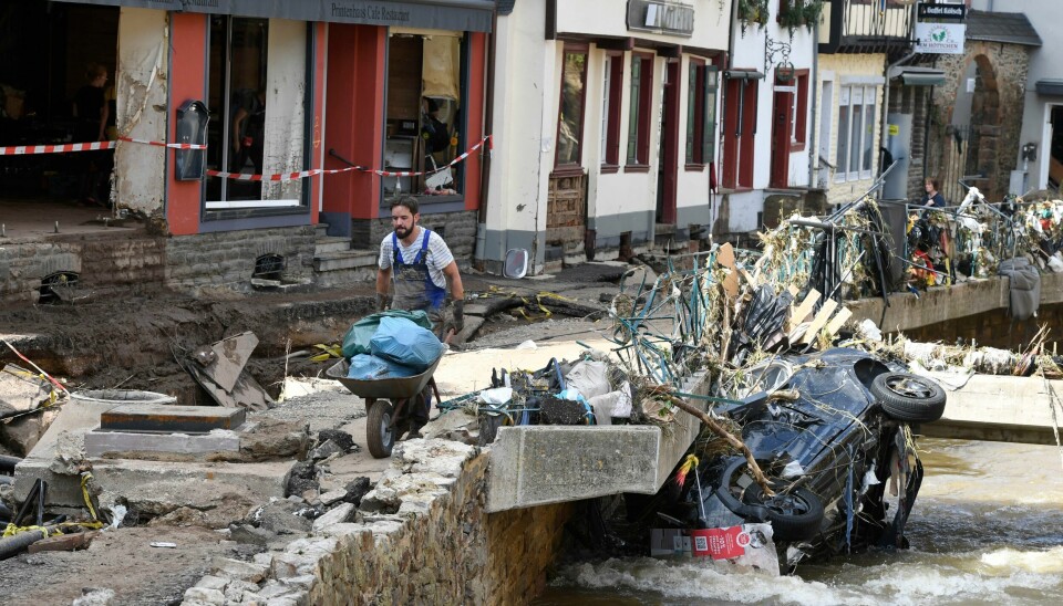 En mann bidrar til oppryddingen etter flomvannets herjinger i byen Bad Münstereifel. Gamlebyen ble fullstendig ødelagt da elven Erft gikk over sin bredder. En mann bidrar til oppryddingen etter flomvannets herjinger i byen Bad Münstereifel. Gamlebyen ble fullstendig ødelagt da elven Erft gikk over sin bredder. Foto: Roberto Pfeil / DPA / AP / NTB