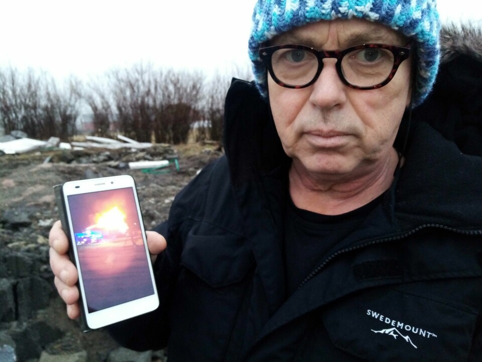 – Hadde ikke avisbudet febrilsk banket på vinduene for å få vekket oss opp kunne dette gått riktig galt, sier Kjetil Hagenes og viser fram et telefonbilde av det overtente bolighuset. – Hadde ikke avisbudet febrilsk banket på vinduene for å få vekket oss opp kunne dette gått riktig galt, sier Kjetil Hagenes og viser fram et telefonbilde av det overtente bolighuset.