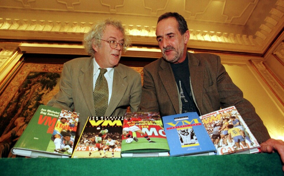 Dag Solstad (t.v.) og Jon Michelet, her ved lanseringen av boken 'VM i fotball 1998', den femte i rekken radarparet skrev fra ulike VM-sluttspill.(Erik Johansen/NTB) OSLO 19981029: Forfatterne Dag Solstad (t.v.) og Jon Michelet presenterte torsdag sin bok 'VM i fotball 1998', den femte i rekken fra ulike VM-sluttspill. - Men neste sluttspill som går i Korea og japan reiser vi ikke til, sier de to.