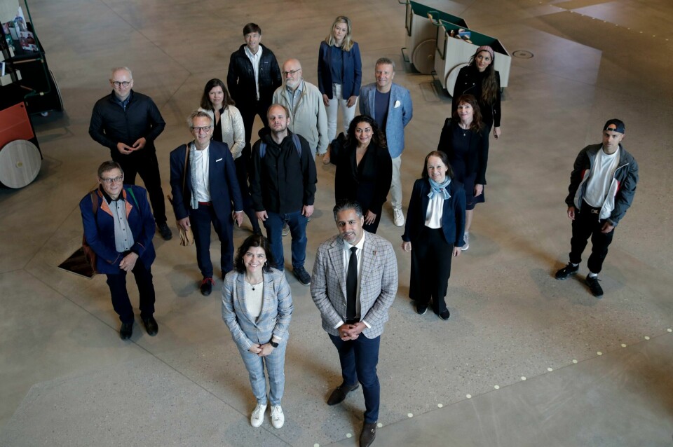 Ytringsfrihetskommisjonen under deres første møte, sammen med kulturminister Abid Q. Raja (V).