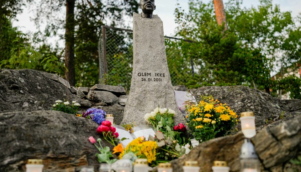 Minnesmerket over Benjamin Hermansen ble utsatt for rasistisk hærverk tirsdag. Beboere på Holmlia fjernet selv hærverket, la ned blomster og tente lys ved minnesmerket. .