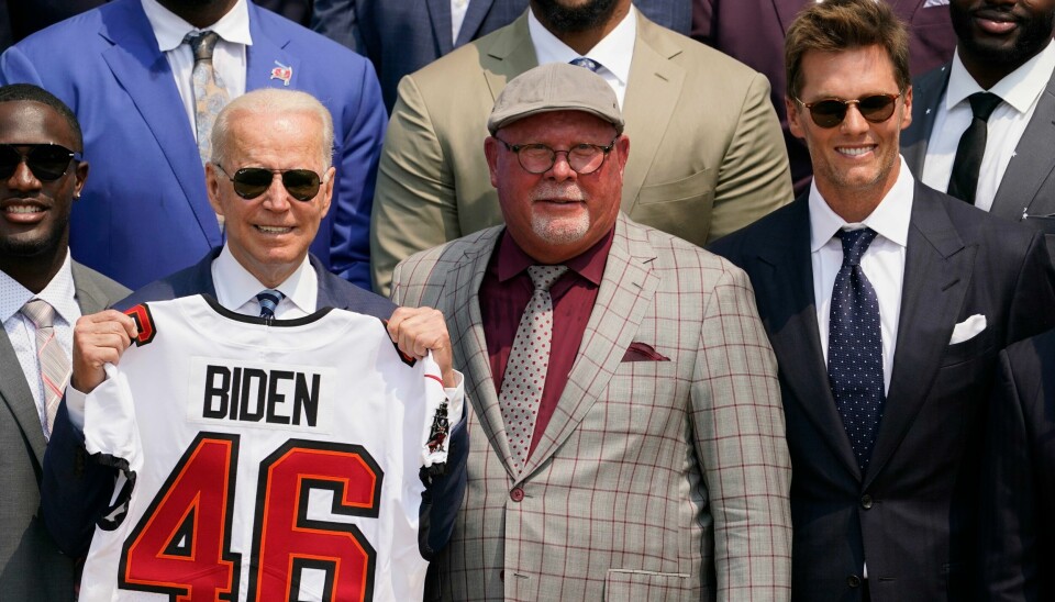 Tampa Bay Buccaneers på besøk hos den amerikanske presidenten Joe Biden. Biden og Tom Brady (t.h) spøkte med at enkelte fortsatt ikke tror de vant henholdsvis det amerikanske presidentvalget og Superbowl det siste året. Tampa Bay Buccaneers på besøk hos den amerikanske presidenten Joe Biden. Biden og Tom Brady (t.h) spøkte med at enkelte fortsatt ikke tror de vant henholdsvis det amerikanske presidentvalget og Superbowl det siste året. Foto: Andrew Harnik / AP / NTB