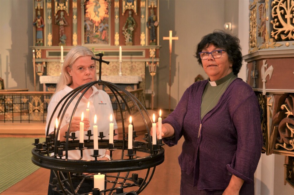 Menighetspedagog, Hanne Sveum Holen og diakon i Fredrikstad domkirke, Ann Christin Arneberg Nicolaysen bisto besøkende som ønsket å tenne et lys. Menighetspedagog, Hanne Sveum Holen og diakon i Fredrikstad domkirke, Ann Christin Arneberg Nicolaysen bisto besøkende som ønsket å tenne et lys.