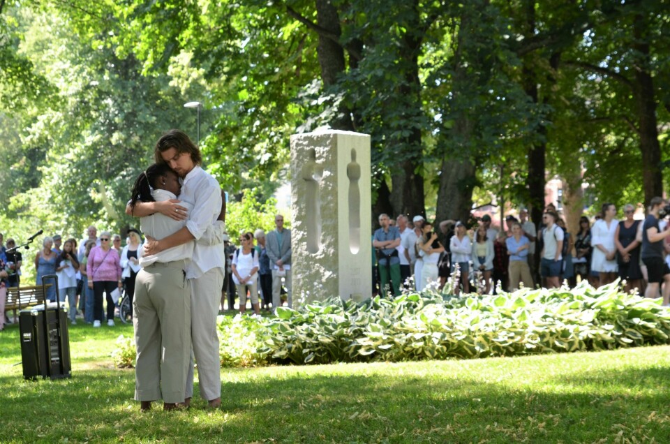 Mange hadde møtt fram til minnemarkeringen ved monumentet i Lykkebergparken. Liv Skullerud sto ansvarlig for kunstinstallasjonen med dansere. Her David Forsberg og Ornilia Ubisse. Mange hadde møtt fram til minnemarkeringen ved monumentet i Lykkebergparken. Liv Skullerud sto ansvarlig for kunstinstallasjonen med dansere. Her David Forsberg og Ornilia Ubisse.