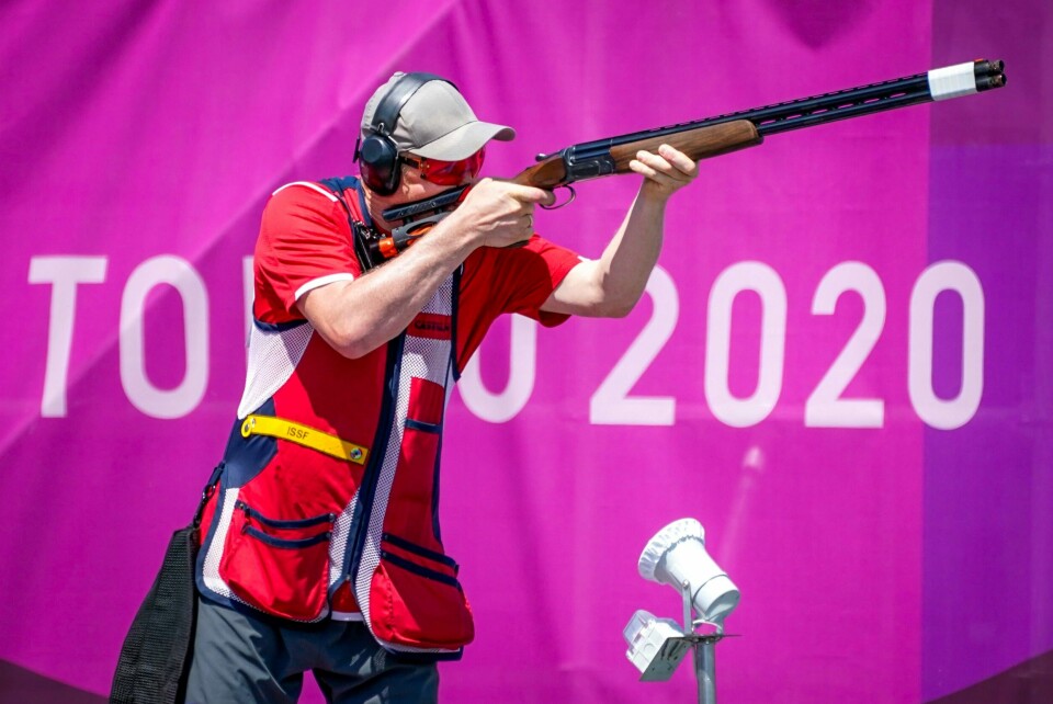 Erik Watndal skjøt feilfritt i første runde av skeetkvalifiseringen på Asaka Shooting Range under OL i Tokyo. Erik Watndal skjøt feilfritt i første runde av skeetkvalifiseringen på Asaka Shooting Range under OL i Tokyo. Foto: Heiko Junge / NTB.