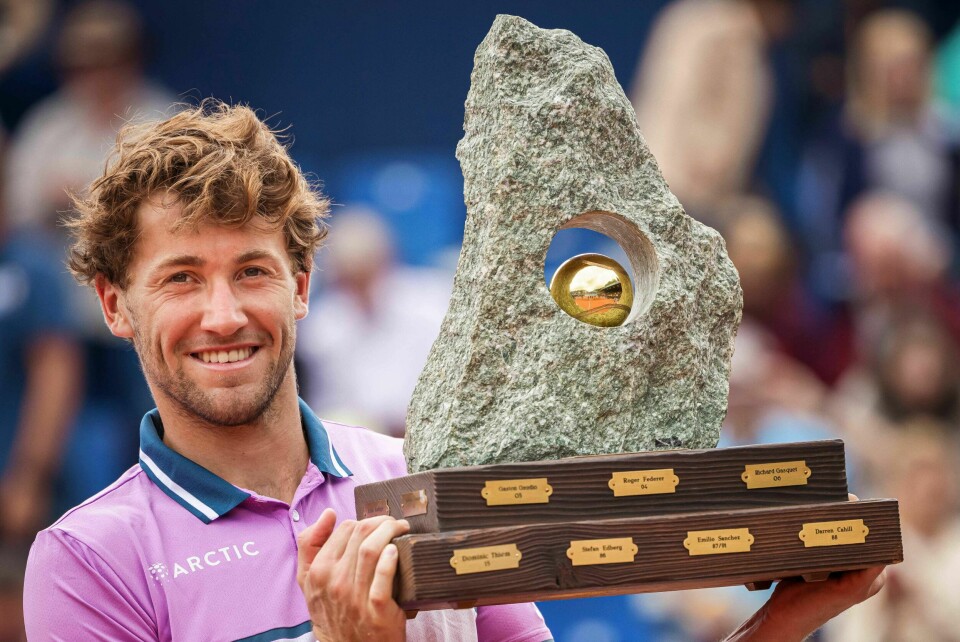 Casper Ruud løfter trofeet i Gstaad som vinner av sin andre ATP-turnering på rad, og sin fjerde totalt. Casper Ruud løfter trofeet i Gstaad som vinner av sin andre ATP-turnering på rad, og sin fjerde totalt.
