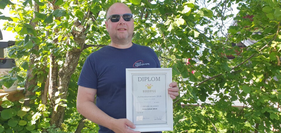 Hans Petter Kristoffersen viser stolt frem diplomet for årets juleøl i 2018. Brygg
