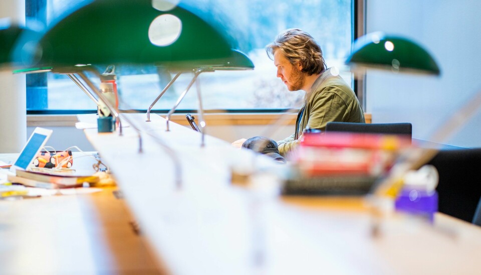 Bare halvparten av norske medisinstudenter tar studiene i Norge. Opposisjonen ønsker å trappe opp studieplasser. Bare halvparten av norske medisinstudenter tar studiene i Norge. Opposisjonen ønsker å trappe opp studieplasser.