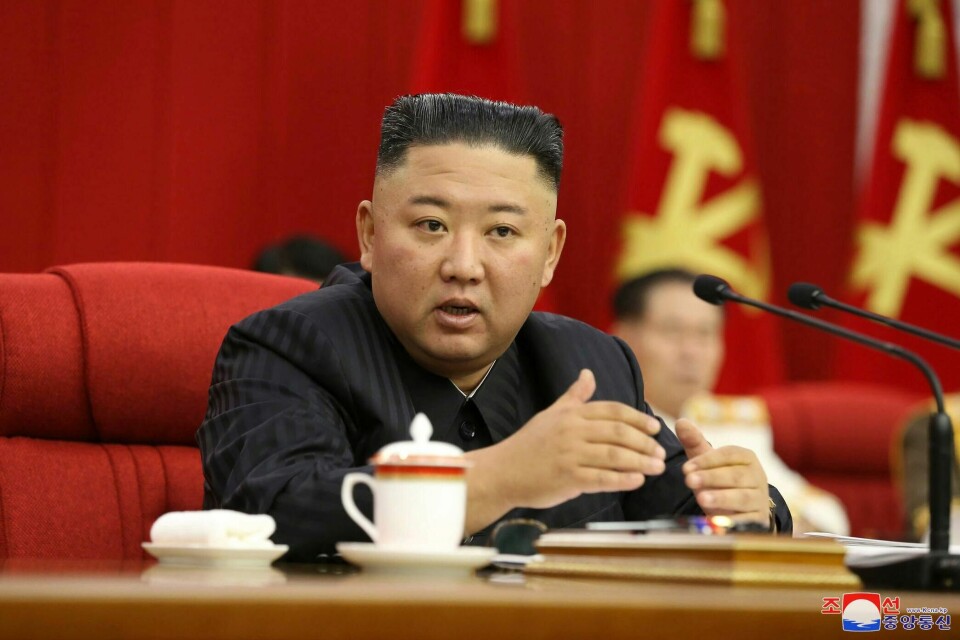 Nord-Koreas statsleder Kim Jong-un. Kim Jong-un sier Nord-Korea la fram sin strategi for forholdet til USA på et allmøte i sentralkomiteen i det nordkoreanske kommunistpartiet. Foto: KCNA / Korea News Service via AP / NTB