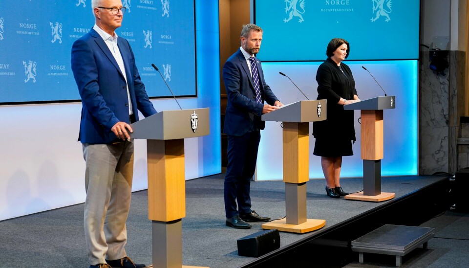 Helse- og omsorgsminister Bent Høie (i midten) og assisterende direktør i Folkehelseinstituttet, Gun Peggy Knudsen (t.h.) sier det holder med én vaksinedose for lærerne ved skolestart. Til venstre er helsedirektør Bjørn Guldvog. Helse- og omsorgsminister Bent Høie (i midten) og assisterende direktør i Folkehelseinstituttet, Gun Peggy Knudsen (t.h.) sier det holder med én vaksinedose for lærerne ved skolestart. Til venstre er helsedirektør Bjørn Guldvog.Foto: Torstein Bøe / NTB