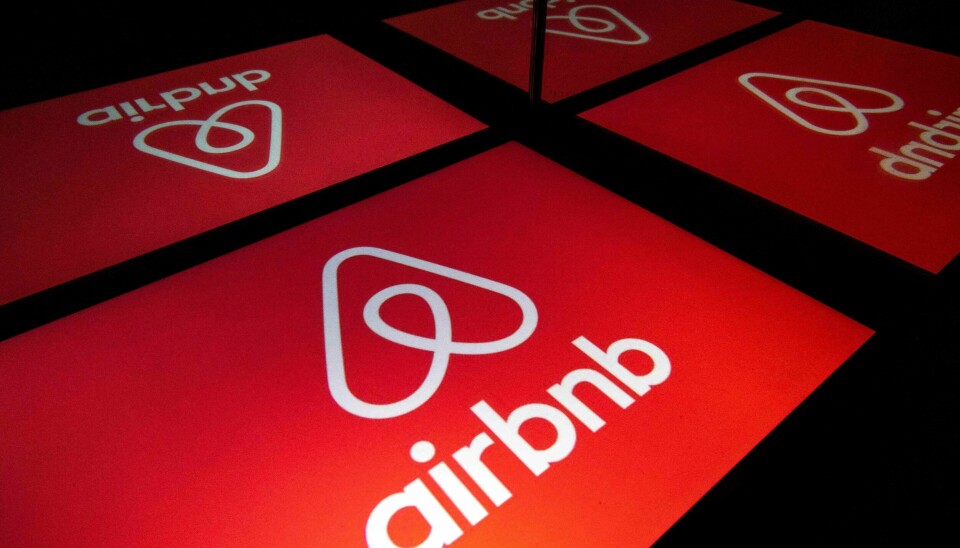Airbnb-verten skal ha sagt at hun ikke kunne leie ut til det vaksinerte paret, fordi hun mente at vaksinerte kan smitte uvaksinerte med viruset. Denne påstanden er blitt grundig tilbakevist. Utleieplattformen Airbnb utestengte nylig en vert i Australia for å nekte å leie ut til personer som har mottatt vaksine mot covid-19.