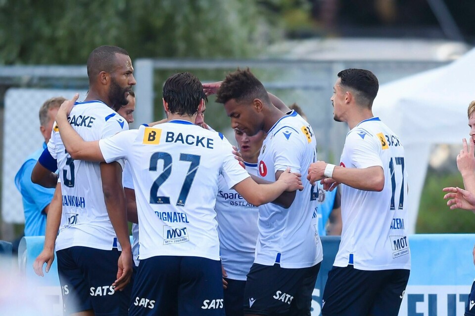 Stabæk-jubel etter scoringen til Simen Wangberg under eliteseriekampen mot Mjøndalen. Stabæk-jubel etter scoringen til Simen Wangberg under eliteseriekampen mot Mjøndalen. Foto: Annika Byrde / NTB