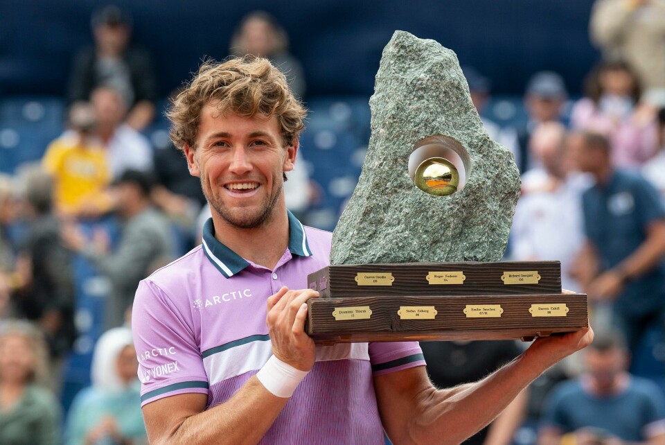 Casper Ruud gliser med trofeet han fikk for ATP-triumfen i Gstaad. Den seieren må han legge kjapt i glemmeboka. Casper Ruud med trofeet han fikk for å vinne ATP 250-turneringen i Gstaad. Foto: Peter Schneider / Keystone via AP / NTB