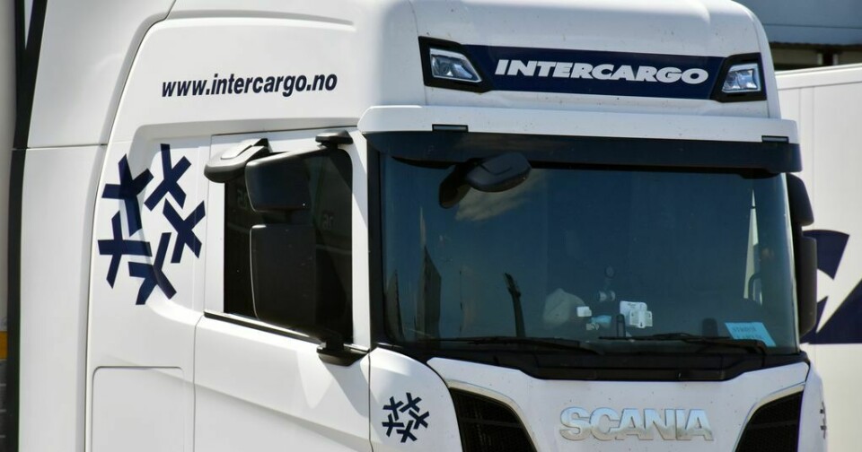 På Intercargos lastebiler finner du norske internettadresser som tilsynelatende skal gi kundene en følelse av at dette er et lokalt firma. Men bilene er registrert i Romania og Polen, og sjåførene er vanligvis fra Ukraina, Romania og Filippinene. På Intercargos lastebiler finner du norske internettadresser som tilsynelatende skal gi kundene en følelse av at dette er et lokalt firma. Men bilene er registrert i Romania og Polen, og sjåførene er vanligvis fra Ukraina, Romania og Filippinene.