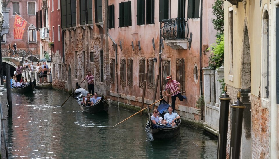 Turister på gondol-tur i Venezia. Nå blir det karantenekrav for reisende fra Italia. Turister på gondol-tur i Venezia. Nå blir også Italia rødt.