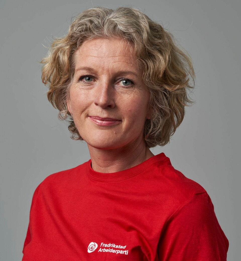 Mona Mathisen er bystyrerepresentant for Ap i Fredrikstad. Mona Mathisen i rød Arbeiderparti-skjorte