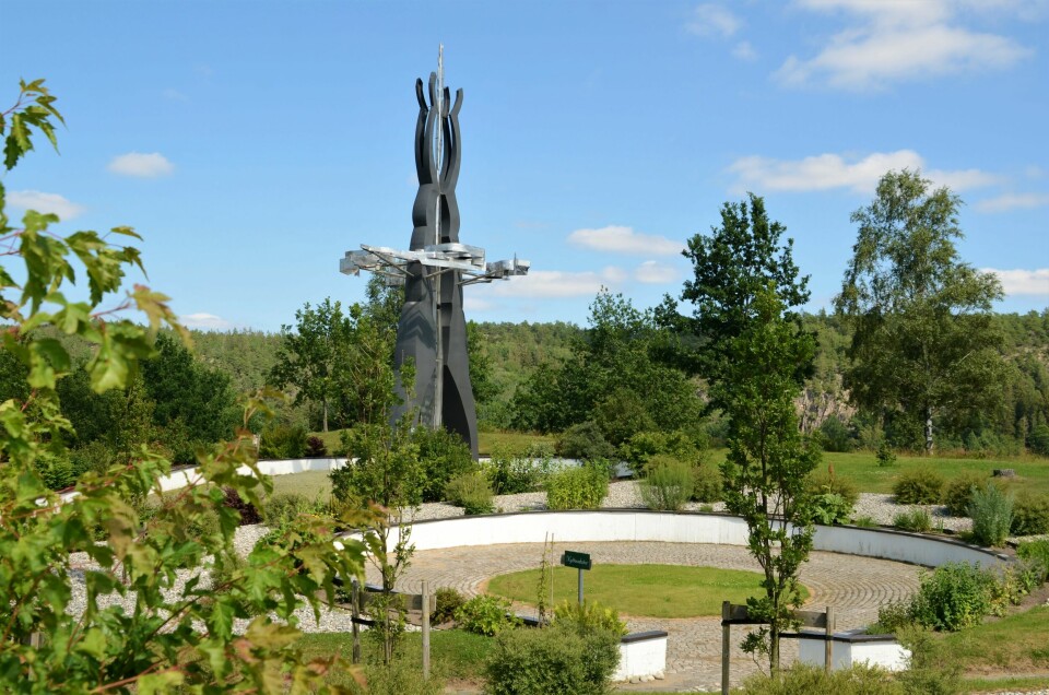 Erling Stordahl var grunnleggeren av Storedal Kultursenter, Ridderrennet på Beitostølen og Beitostølen Helsesportsenter. Park- og kulturanlegget i Skjeberg er skapt av kunstnere, naturvitenskapsfolk og hagearkitekter til et kulturanlegg for opplevelse av natur og kunst – for alle mennesker – men spesielt lagt til rette for synshemmede. Anlegget består av lydskulpturen «Ode til lyset» av Arnold Haukeland med musikk av Arne Nordheim, utendørs amfiteater og studiehage med over 200 forskjellige planter. Erling Stordahl var grunnleggeren av Storedal Kultursenter, Ridderrennet på Beitostølen og Beitostølen Helsesportsenter. Park- og kulturanlegget i Skjeberg er skapt av kunstnere, naturvitenskapsfolk og hagearkitekter til et kulturanlegg for opplevelse av natur og kunst – for alle mennesker – men spesielt lagt til rette for synshemmede. Anlegget består av lydskulpturen «Ode til lyset» av Arnold Haukeland med musikk av Arne Nordheim, utendørs amfiteater og studiehage med over 200 forskjellige planter.