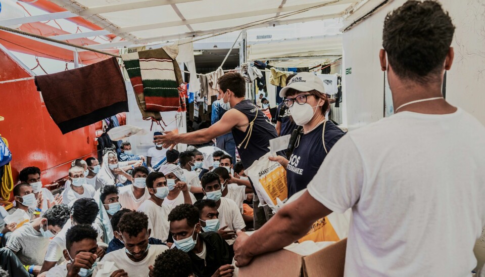 Tidligere i juli fikk Ocean Viking legge til kai på Sicilia i Italia med 573 migranter om bord. Her deler mannskapet ut mat mens de fortsatt søkte en havn. Arkivfoto: Flavio Gasperini/SOS Méditerranée via AP / NTB Bistandsarbeidere deler ut mat til noen av de over 573 migrantene som har blitt plukket opp i Middelhavet av redningsfartøyet Ocean Viking den siste uka. Foto: SOS Méditerranée / AP / NTB