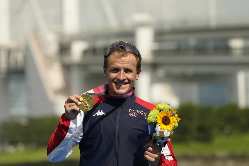 Kristian Blummenfelt med gullmedaljen i triatlon for menn i Odaiba Marine Park under OL i Tokyo 2021 mandag. Kristian Blummenfelt med OL-gull rundt halsen etter mandagens seier i triathlon. Foto: Lise Åserud / NTB