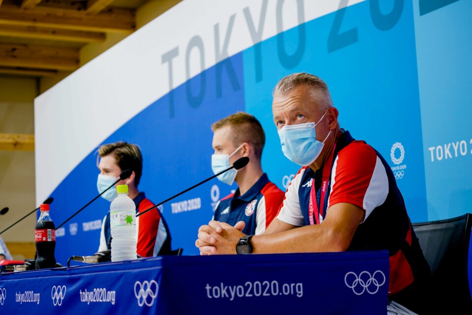 Filip Ingebrigtsen, Jakob Ingebrigtsen og trener Gjert Ingebrigtsen under mediemøte i Olympic Village i OL i Tokyo 2020. Jakob, Filip og Gjert Ingebrigtsen i Tokyo søndag. Foto: Stian Lysberg Solum / NTB