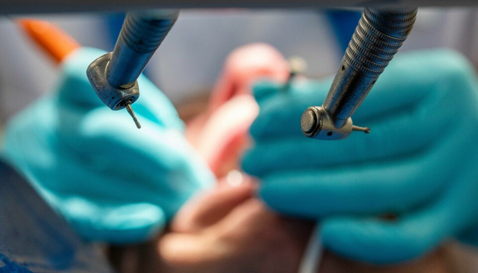 Illustrasjonsbilde: En mannlig pasient får tannlegebehandling ved klinikken til Tannlegehøgskolen i Oslo. Illustrasjonsbilde: En mannlig pasient får tannlegebehandling ved klinikken til Tannlegehøgskolen i Oslo.