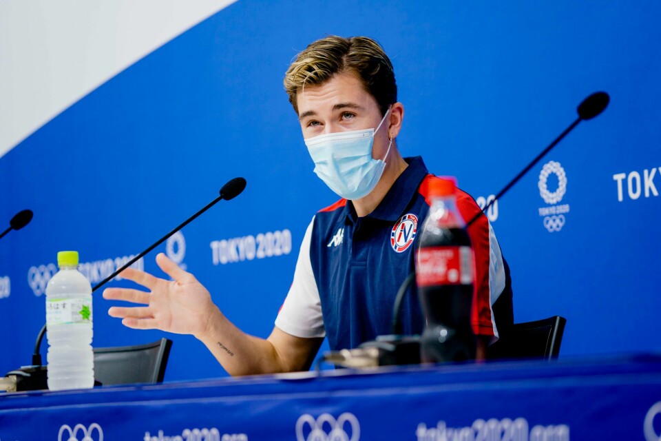 Jakob Ingebrigtsen var i praktslag under søndagens mediemøte i Olympic Village i Tokyo. Jakob Ingebrigtsen var i praktslag under søndagens mediemøte i Olympic Village i Tokyo. Foto: Stian Lysberg Solum / NTB.