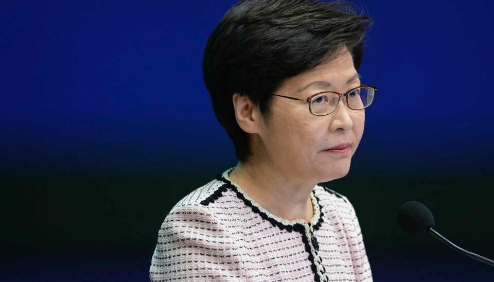 Hongkongs politiske leder Carrie Lam kunngjorde mandag obligatorisk vaksinering av blant annet lærere og helsearbeidere i bystaten. Foto: Vincent Yu / AP / NTB Hongkongs politiske leder Carrie Lam kunngjorde mandag obligatorisk vaksinering av blant annet lærere og helsearbeidere i bystaten. Foto: Vincent Yu / AP / NTB