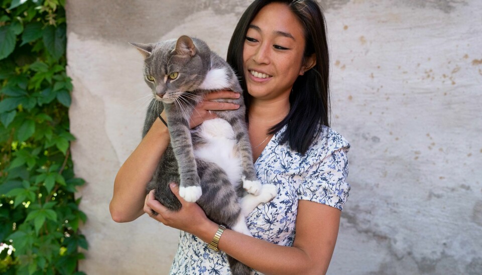 Thao Nguyen er en av 65 beboere i kollektivet på Tøyen. Sammen med katten Kristian bor hun i en fullt utstyrt toromsleilighet, samtidig som hun deler flere fritidsrom med sine naboer. Thao Nguyen er en av 65 beboere i kollektivet på Tøyen. Sammen med katten Kristian bor hun i en fullt utstyrt toromsleilighet, samtidig som hun deler flere fritidsrom med sine naboer.