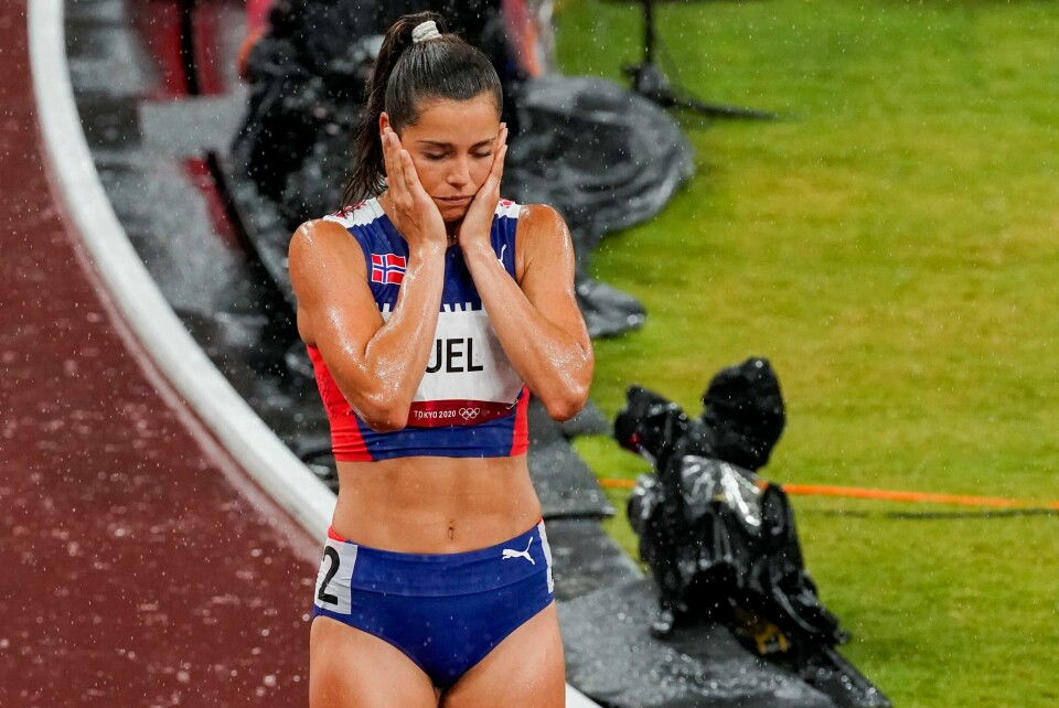 Amalie Iuel fortviler etter semifinalen i Tokyo mandag. Amalie Iuel fortviler etter sin tjuvstart i semifinalen på 400 meter hekk. Foto: Lise Åserud / NTB