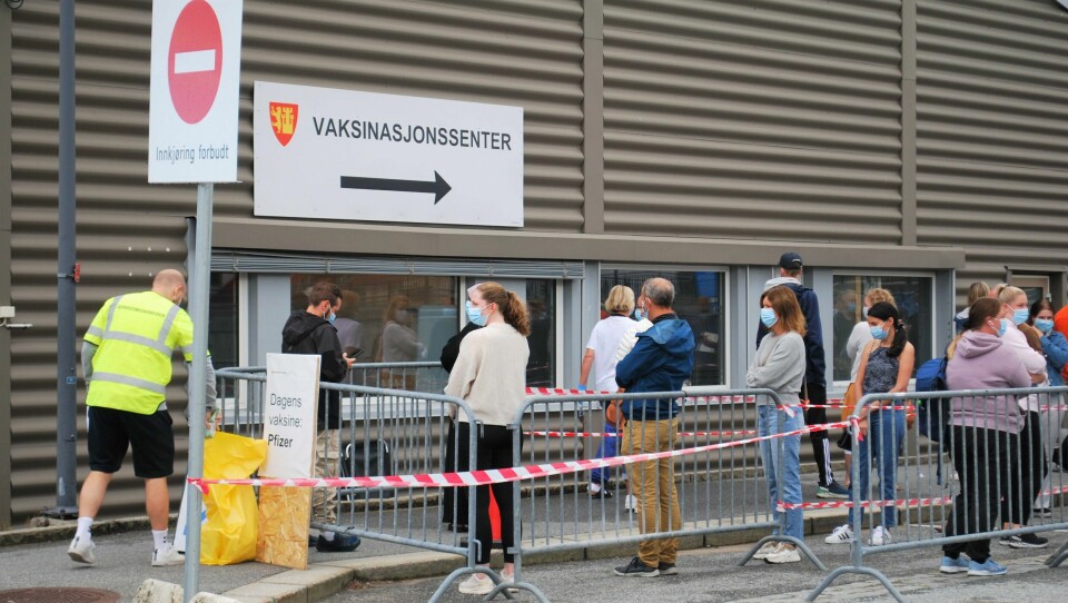 Kø for drop-in-vaksine utenfor vaksinasjonssenteret i Fredrikstad. Ansatte ved barnehager og skoler står i kø for drop-in-vaksine utenfor vaksinasjonssenteret i Fredrikstad.
