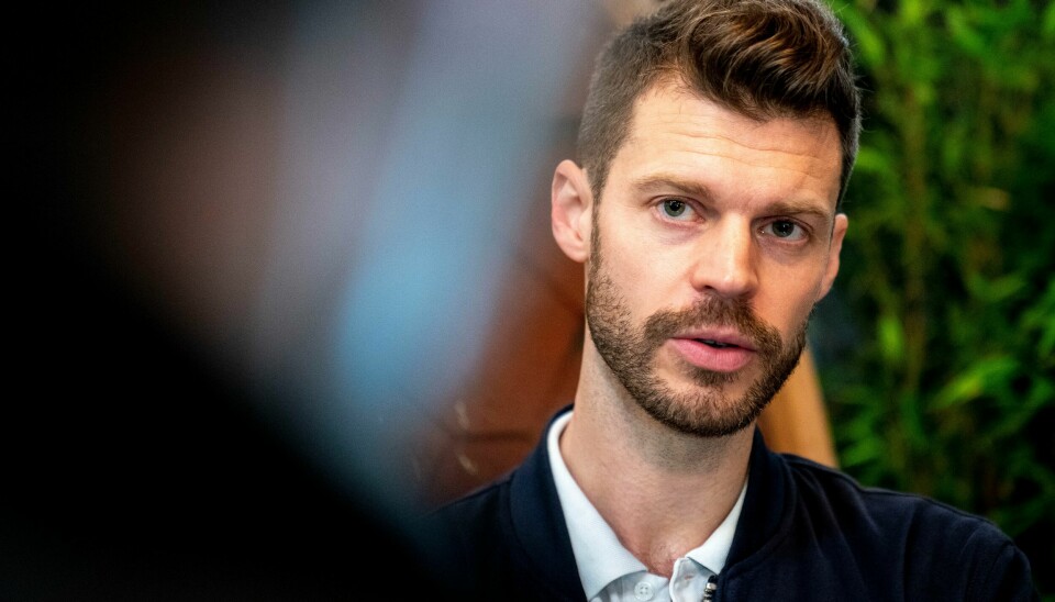 Rødt-leder Bjørnar Moxnes uttalte fredag at stortingsflertallet umiddelbart må gripe inn og sikre forlengelse av permitterings- og dagpengeordningene. Rødt-leder Bjørnar Moxnes advarer Trygve Slagsvold Vedum (Sp) og Jonas Gahr Støre (Ap) mot å stenge Rødt ute fra forhandlinger ved et nytt flertall. Foto: Torstein Bøe / NTB