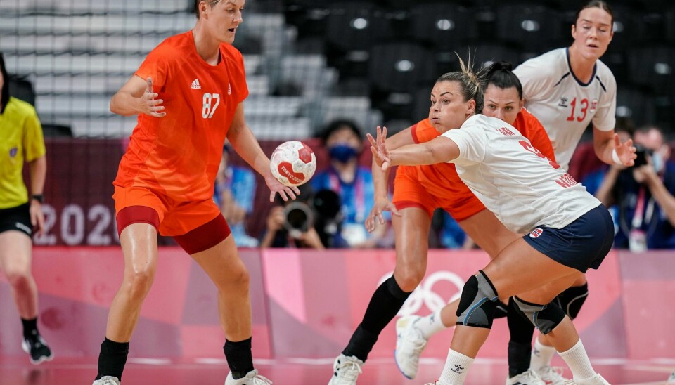 Norges Nora Mørk og de andre utespillerne i OL sliter med ballen. Norges Nora Mørk og de andre utespillerne i OL sliter med ballen. Foto: Stian Lysberg Solum / NTB