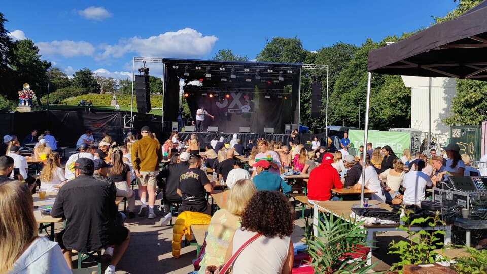 Tidlig kveld hadde noen hundre hiphopentusiaster tatt turen til 3XH-festivalen på Sankthanshaugen. Senere samme kveld skal Kamelen spille. Publikum på 3xH-festivalen