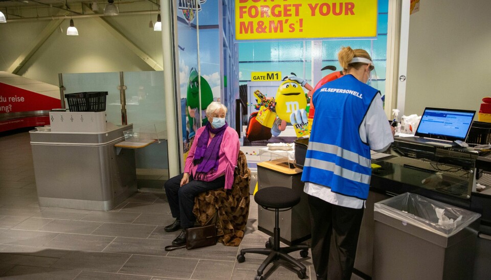 I uke 32 vaksineres personer som opprinnelig hadde vaksinetime i uke 34 og 35, samt ansatte i skole, barnehage og SFO som har direkte kontakt med barn. Her får Inger Vasstveit (80) får sin første dose. Inger Vasstveit (80) får sin første dose.