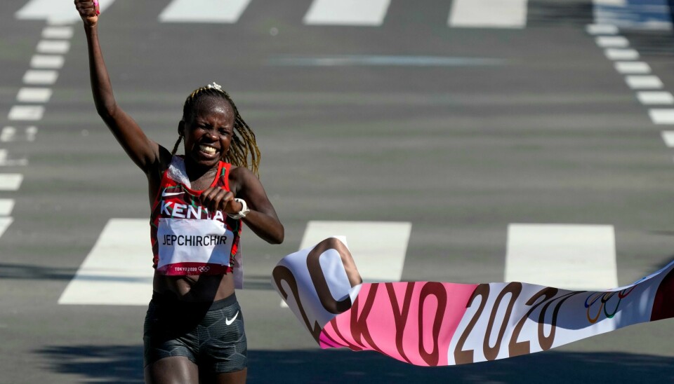 Etter 42.195 meter var det Peres Jepchirchir som kunne juble for OL-gull. Etter 42.195 meter var det Peres Jepchirchir som kunne juble for OL-gull. Foto: AP Photo / Shuji Kajiyama / NTB