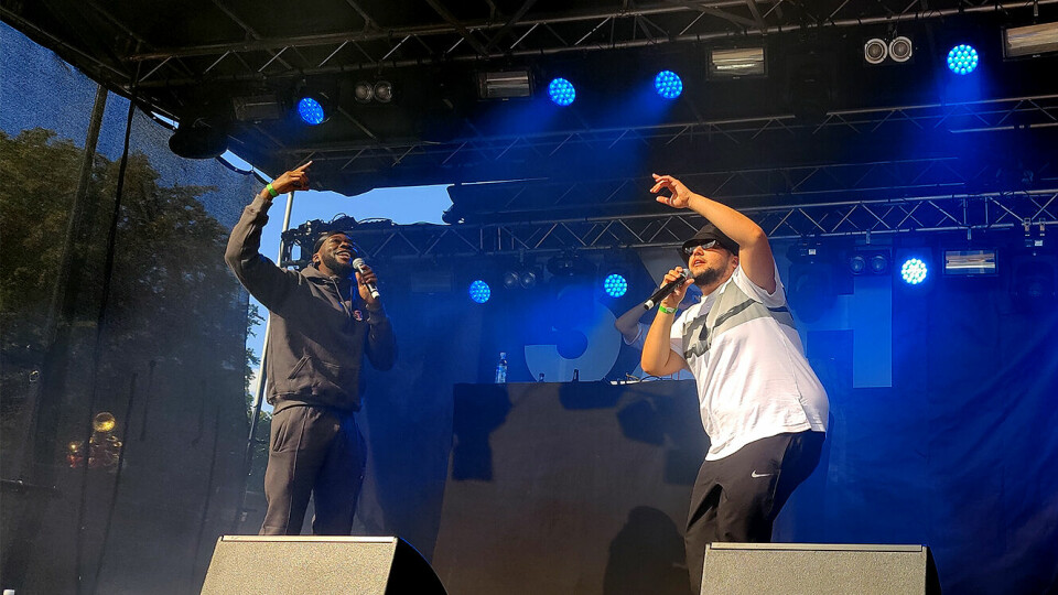 Jonas Benyoub fikk besøk på scena av Britz da han spilte festivalkonsert på Sankthanshaugen fredag kveld. Jonas Benyoub og Britz