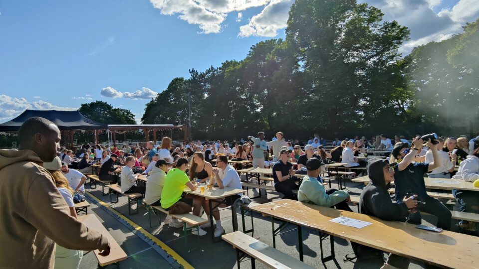 Tidlig kveld hadde noen hundre hiphopentusiaster tatt turen til 3XH-festivalen på Sankthanshaugen. Senere samme kveld skal Kamelen spille. publikum på hiphopfestival