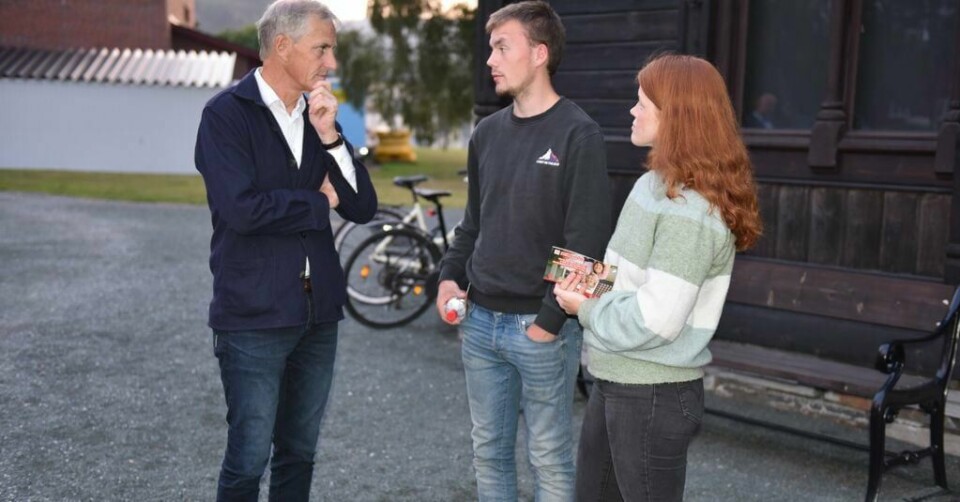 Jonas Gahr Støre lytter på sin Trøndelagsturne. Her snakker han med lærlingene Christoffer Rise og Maria Halle. Jonas Gahr Støre lytter på sin Trøndelagsturne. Her snakker han med lærlingene Christoffer Rise og Maria Halle