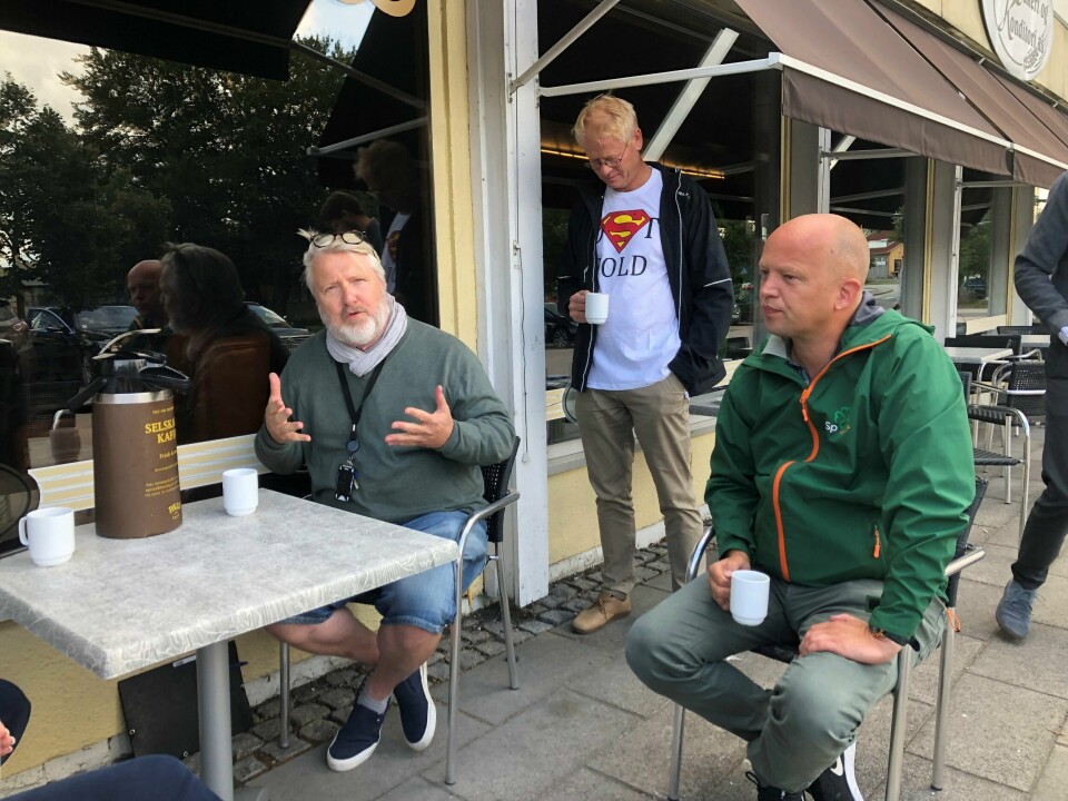 Torsdag formiddag var Senterparti-leder Trygve Slagsvold Vedum på plass i Råde for å snakke om regionreformen, kommunereformen og Råde kommunes framtid. Avbildet er varaordfører Erling Ek Iversen (fra venstre), Johan Edvard Grimstad, fylkesråd for næring og tannhelse, og Trygve Slagsvold Vedum. Torsdag formiddag var Senterparti-leder Trygve Slagsvold Vedum på plass i Råde for å snakke om regionreformen, kommunereformen og Råde kommunes framtid. Avbildet er varaordfører Erling Ek Iversen (fra venstre), Johan Edvard Grimstad, fylkesråd for næring og tannhelse, og Trygve Slagsvold Vedum.