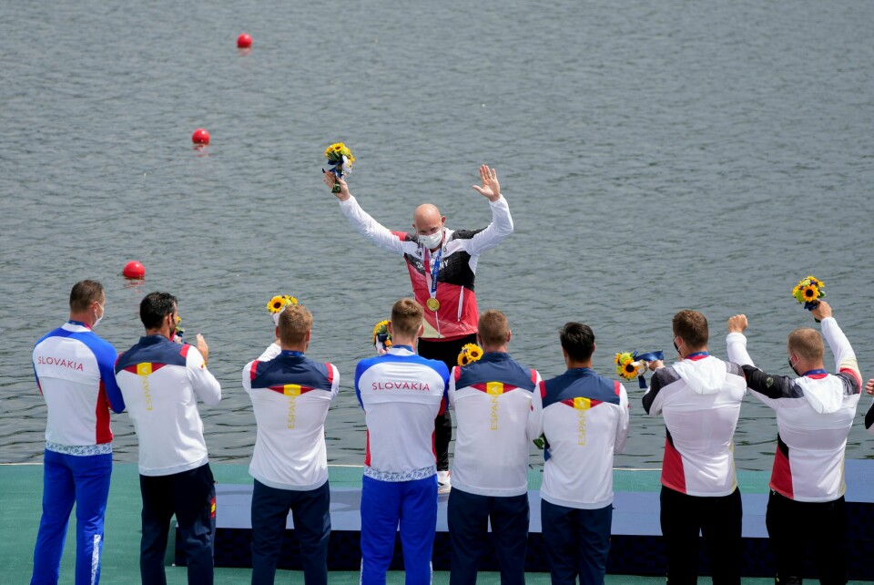 Ronald Rauhe hylles av lagkamerater og konkurrenter etter at 39-åringen avsluttet karrieren med gull i K4 500 meter. Han har tatt medalje i fem av sine seks OL. Ronald Rauhe hylles av lagkamerater og konkurrenter etter at 39-åringen avsluttet karrieren med gull i K4 500 meter. Han har tatt medalje i fem av sine seks OL. Foto: Lee Jin-man, AP / NTB